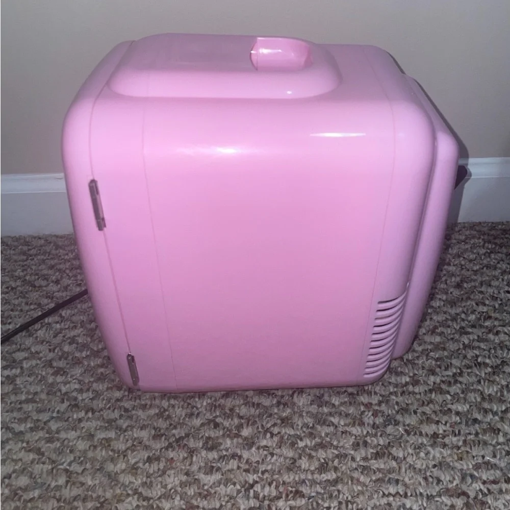Pink Mini fridge - Picture 4 of 6